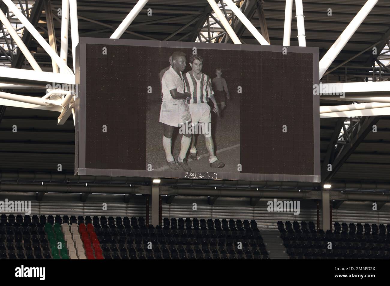 Torino, 30th dicembre 2022. Un'immagine di Pele ( Edson Arantes do Nascimento ) insieme all'ex giocatore della Juventus e dell'Argentina Omar Sivori viene proiettata sullo schermo dello stadio mentre un minuto di silenzio si svolge dopo la morte della leggenda brasiliana, prima di iniziare la partita amichevole allo stadio Allianz, Torino. Il credito per le immagini dovrebbe essere: Jonathan Moskrop / Sportimage Credit: Sportimage/Alamy Live News Foto Stock