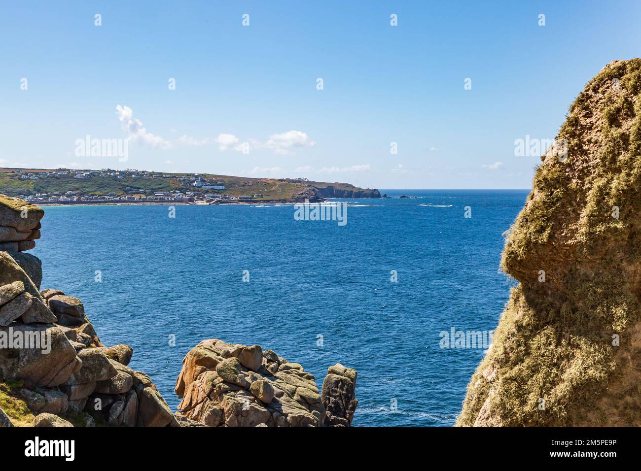 Guardando fuori verso Sennen Cove dal South West Coast Path, in una giornata di sole estate Foto Stock