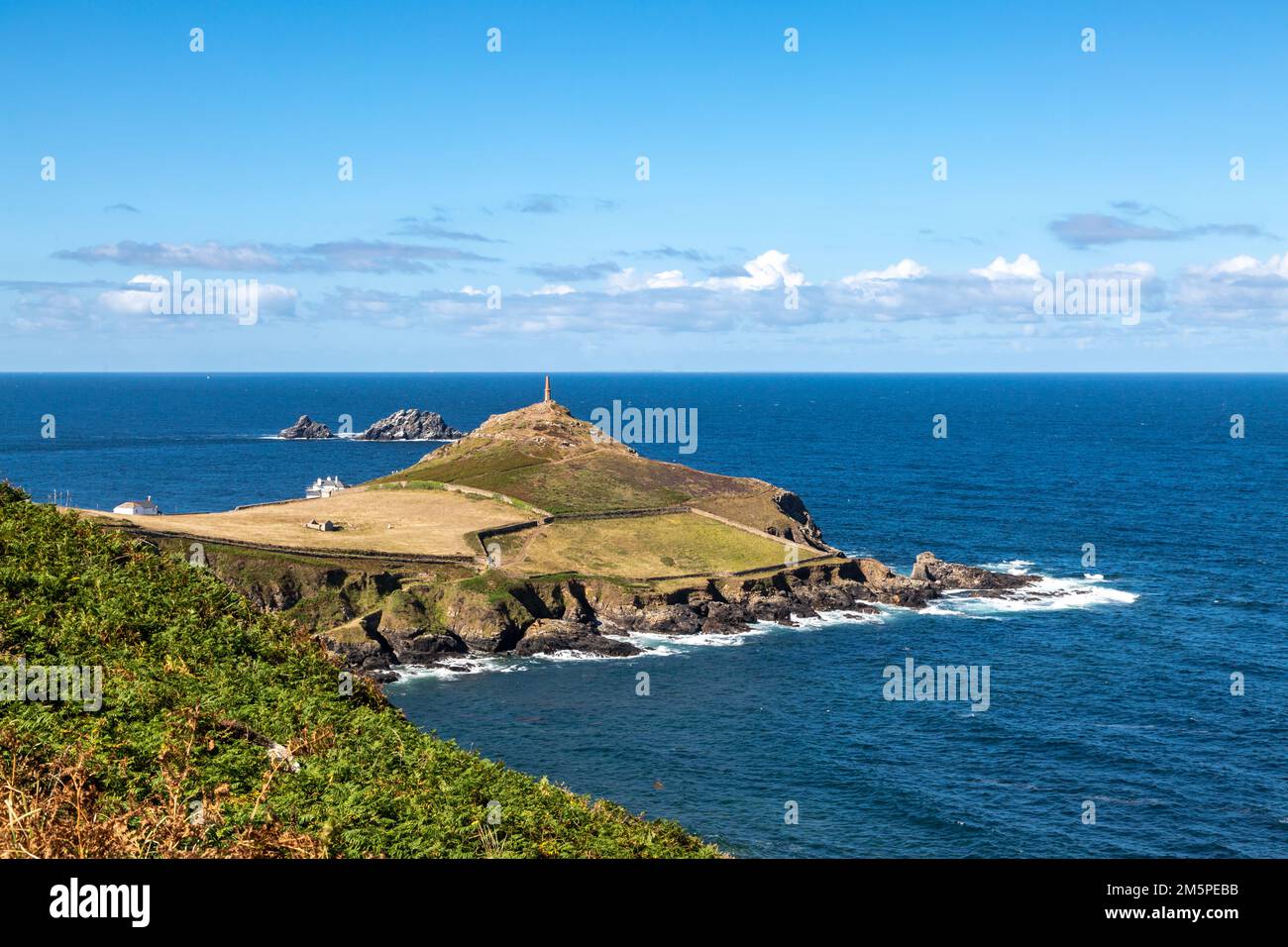 Il promontorio di Cape Cornwall in una giornata di sole estati Foto Stock