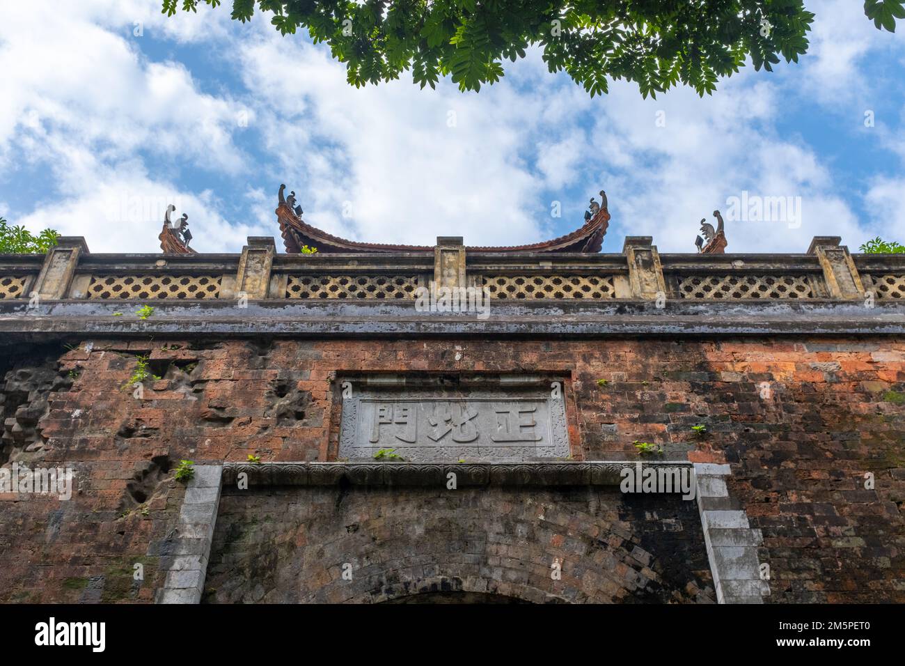 Vista dal soffietto del Chinh Bac Mon (principale porta settentrionale) o Cua Bac (porta settentrionale della cittadella imperiale di Thang Long), situato in Phan Dinh Phung Ste Foto Stock
