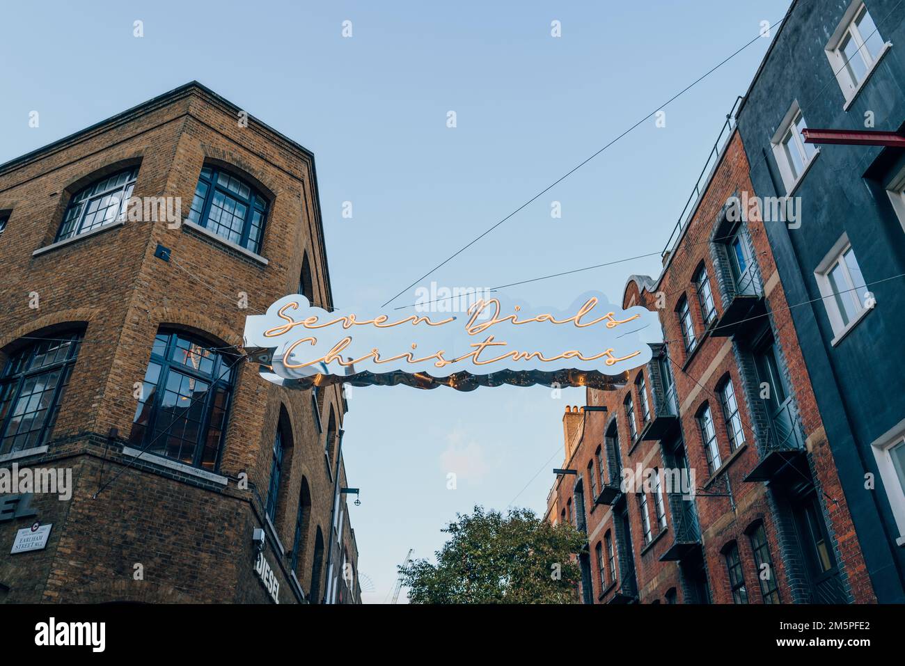 Londra, Regno Unito - 26 dicembre 2022: Banner natalizio di Seven Dials su Neal Street a Covent Garden, una delle zone turistiche più popolari di Londra, Regno Unito. Foto Stock