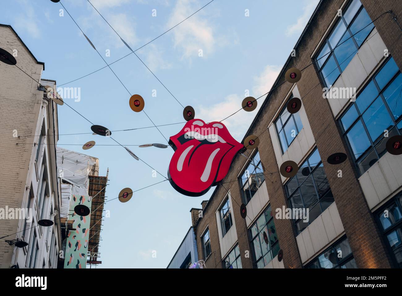 Londra, Regno Unito - 26 dicembre 2022: Rolling Stones Hot Lips Christmas decoration su Carnaby Street, una strada pedonale dello shopping a Soho con oltre 100 Foto Stock