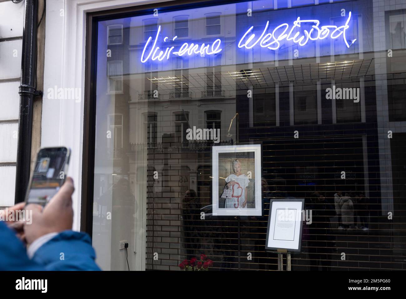 La gente guarda un tributo al negozio di punta Vivienne Westwood a Londra, il fashion designer è morto all'età di 81 anni. Data immagine: Venerdì 30 dicembre 2022. Foto Stock