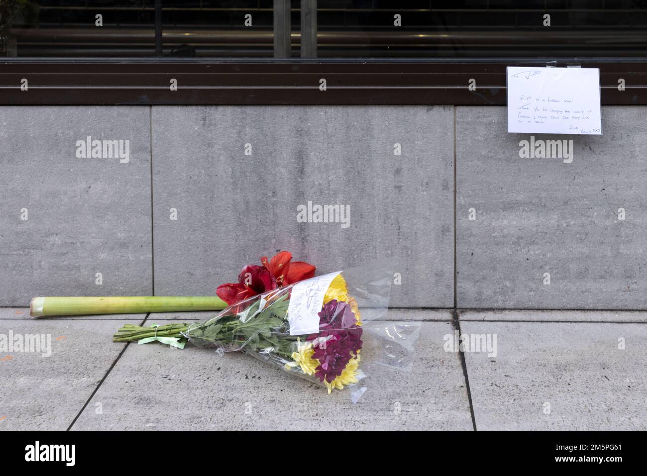 Fiori e tributi al di fuori del negozio di punta Vivienne Westwood a Londra, il fashion designer è morto all'età di 81 anni. Data immagine: Venerdì 30 dicembre 2022. Foto Stock