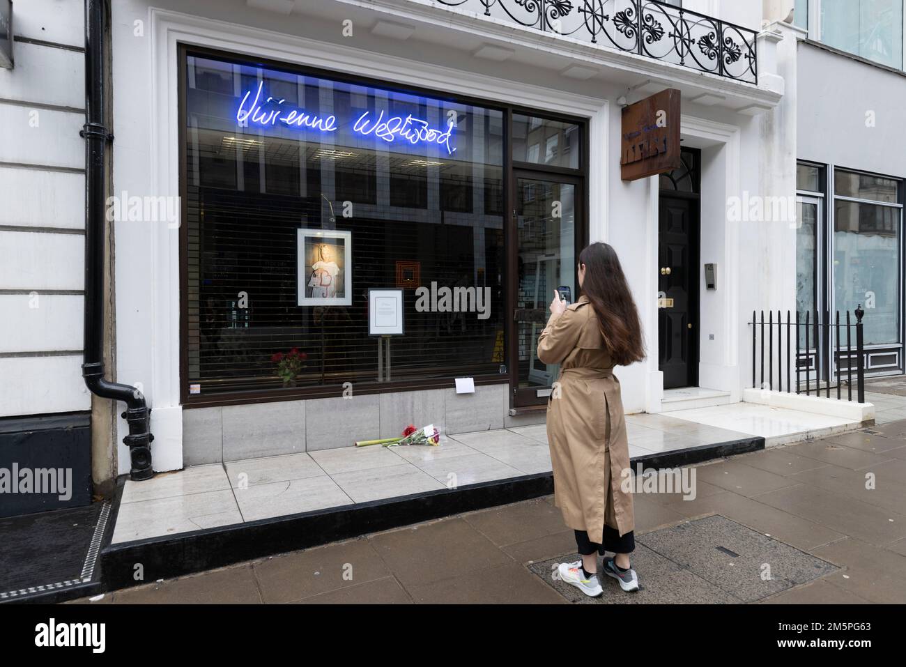 La gente guarda un tributo al negozio di punta Vivienne Westwood a Londra, il fashion designer è morto all'età di 81 anni. Data immagine: Venerdì 30 dicembre 2022. Foto Stock