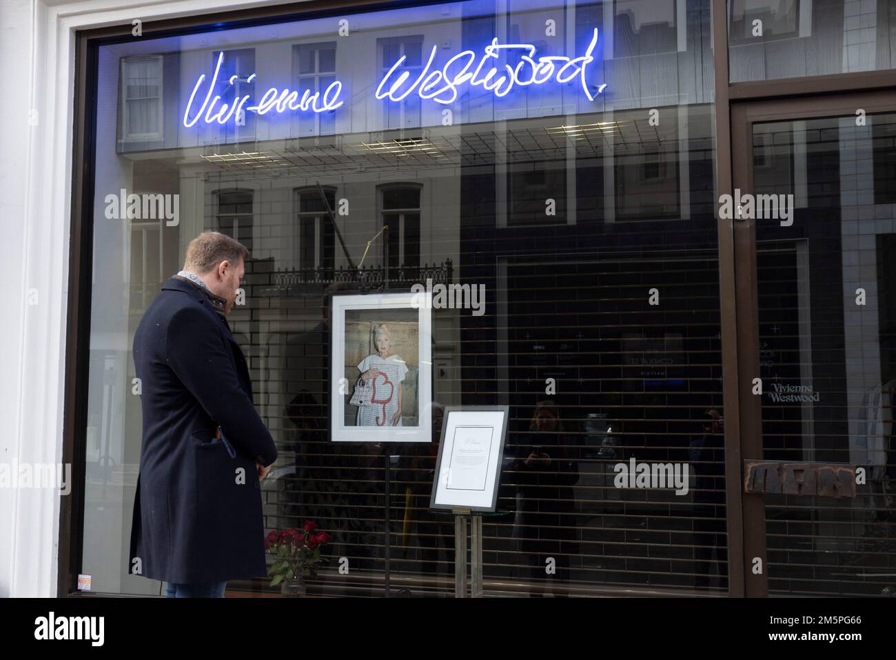 La gente guarda un tributo al negozio di punta Vivienne Westwood a Londra, il fashion designer è morto all'età di 81 anni. Data immagine: Venerdì 30 dicembre 2022. Foto Stock