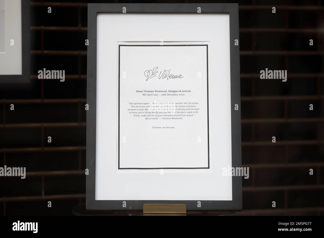 Un tributo al negozio di punta Vivienne Westwood di Londra, il fashion designer è morto all'età di 81 anni. Data immagine: Venerdì 30 dicembre 2022. Foto Stock