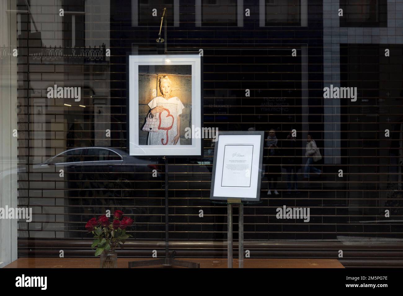 Fiori e tributi al di fuori del negozio di punta Vivienne Westwood a Londra, il fashion designer è morto all'età di 81 anni. Data immagine: Venerdì 30 dicembre 2022. Foto Stock