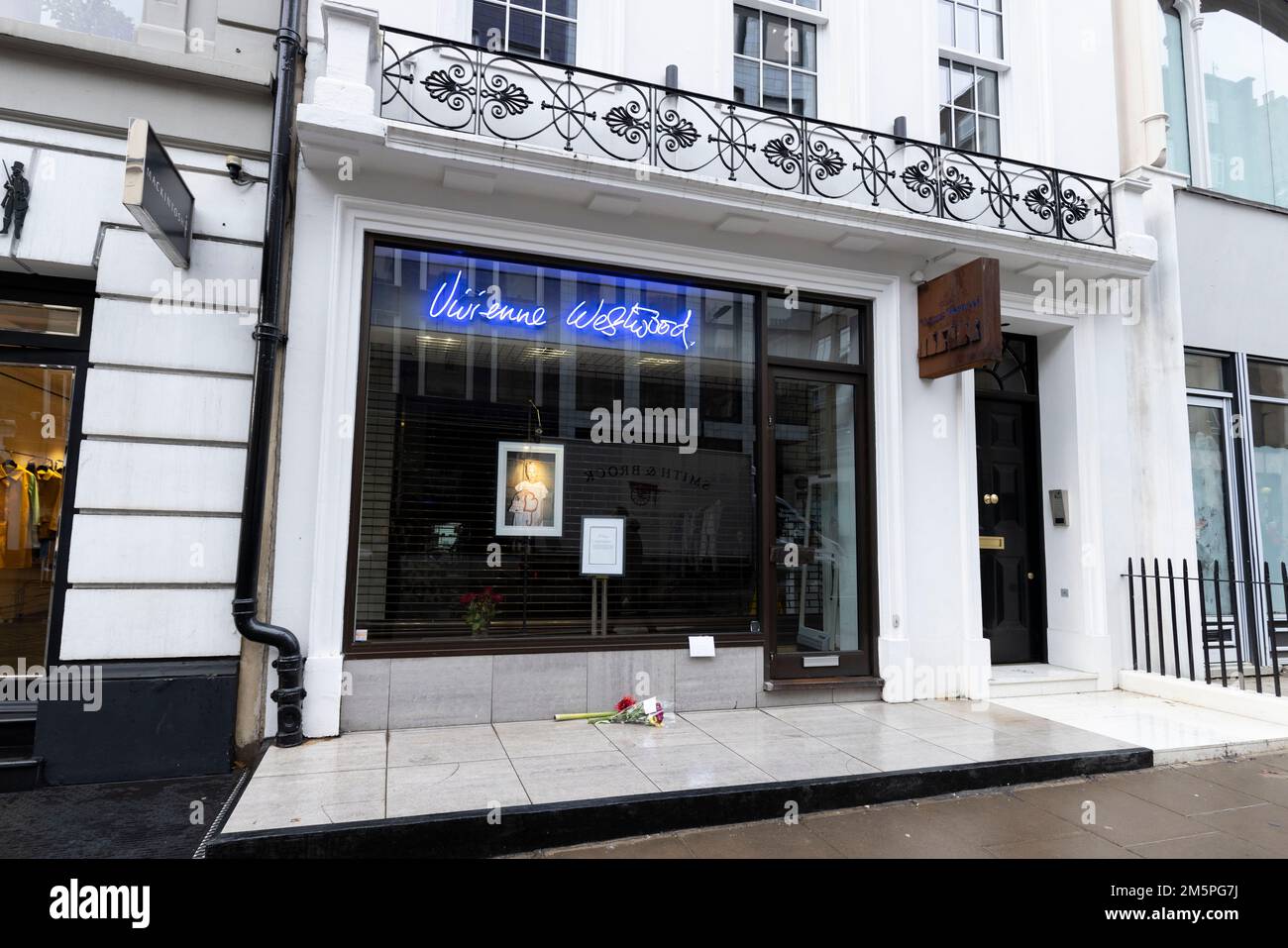 Fiori e tributi al di fuori del negozio di punta Vivienne Westwood a Londra, il fashion designer è morto all'età di 81 anni. Data immagine: Venerdì 30 dicembre 2022. Foto Stock