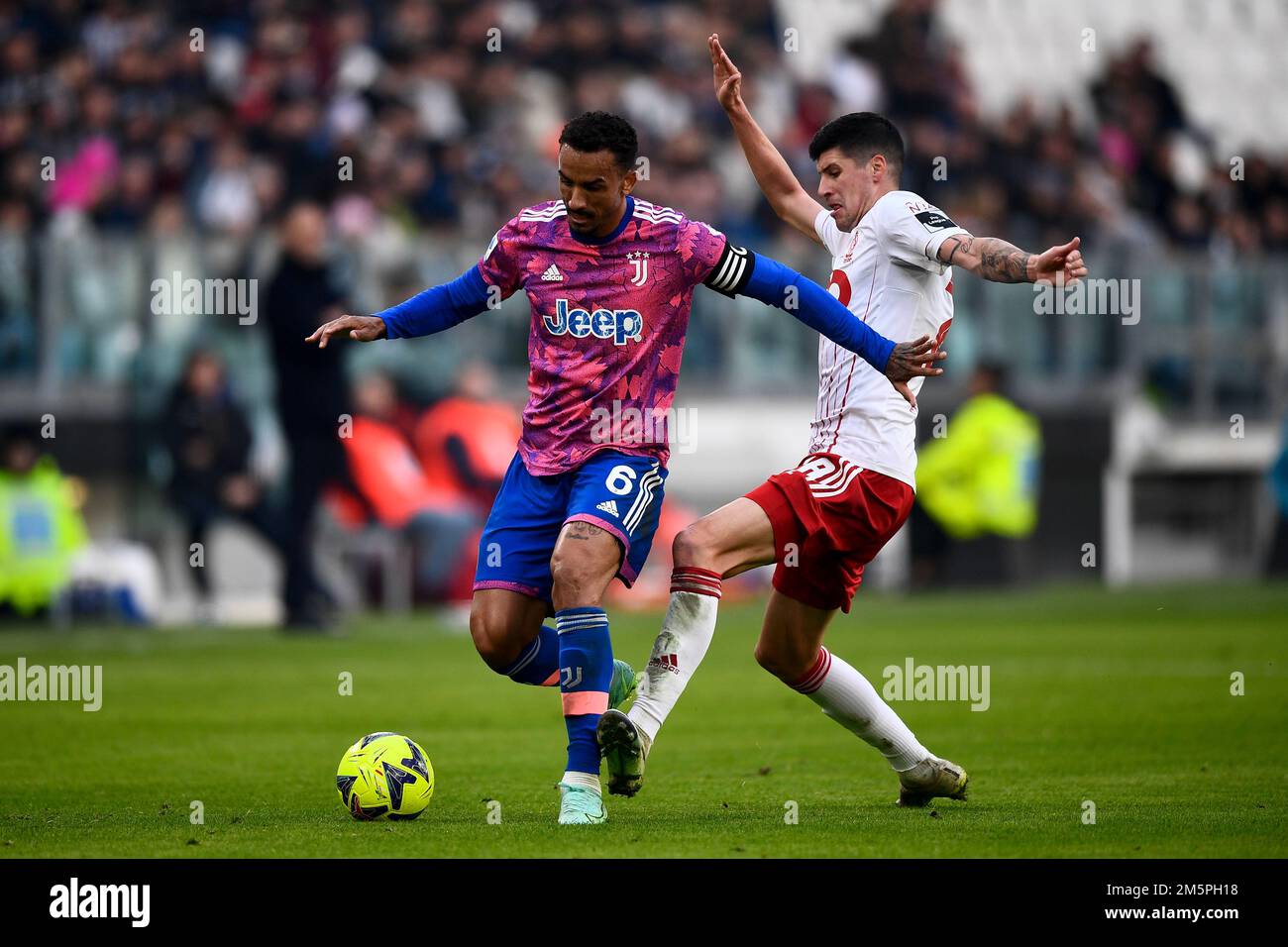 Torino, Italia. 30 dicembre 2022. Danilo Luiz da Silva della Juventus FC compete per la palla con Stipe Perica della Standard Liege durante la partita di calcio amichevole tra Juventus FC e Standard Liege. Credit: Nicolò campo/Alamy Live News Foto Stock