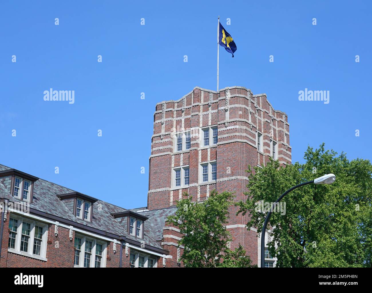 Ann Arbor, Michigan - Agosto 2022: University of Michigan Union Building, costruito nel 1917, un centro per studenti, con la bandiera in cima Foto Stock