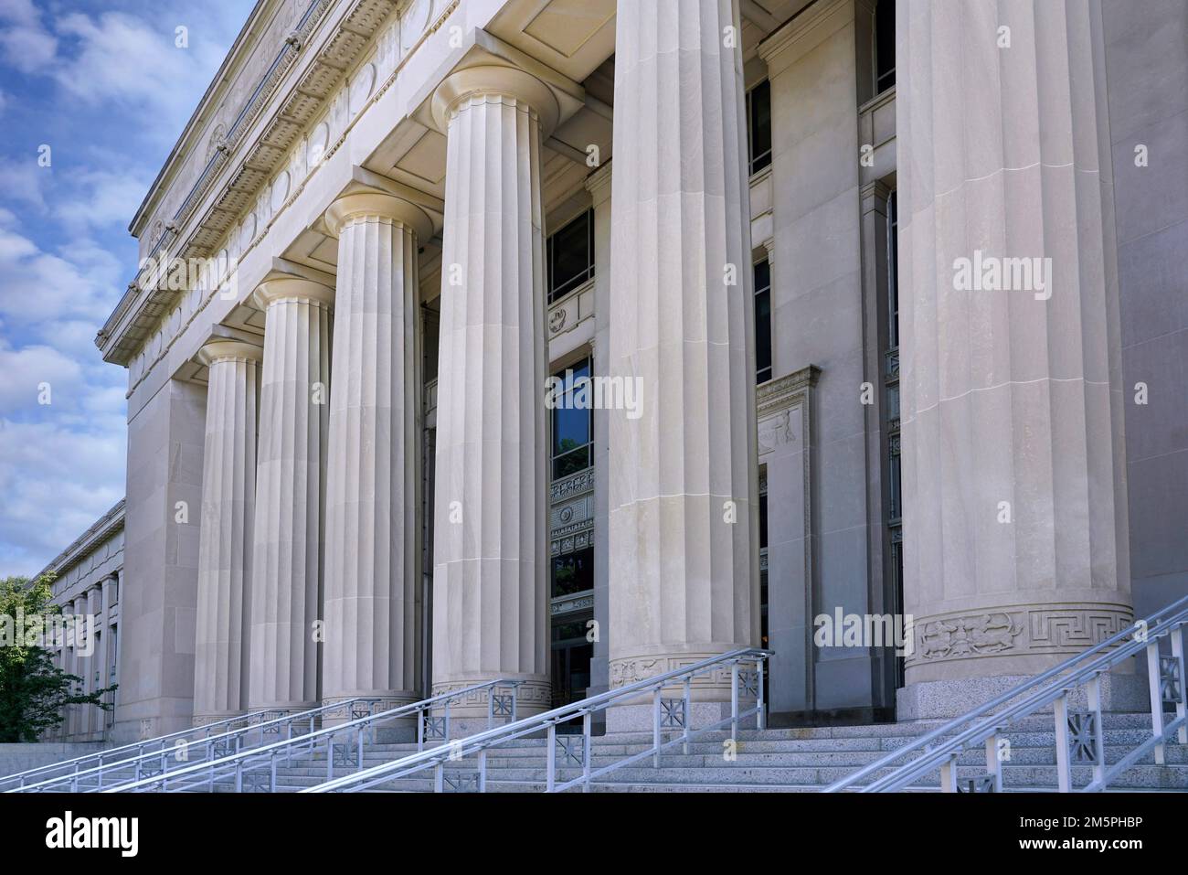 Ann Arbor, Michigan - 2022 agosto: Ingresso all'edificio universitario in stile classico con colonne doriche, Angell Hall presso l'Università del Michigan Foto Stock