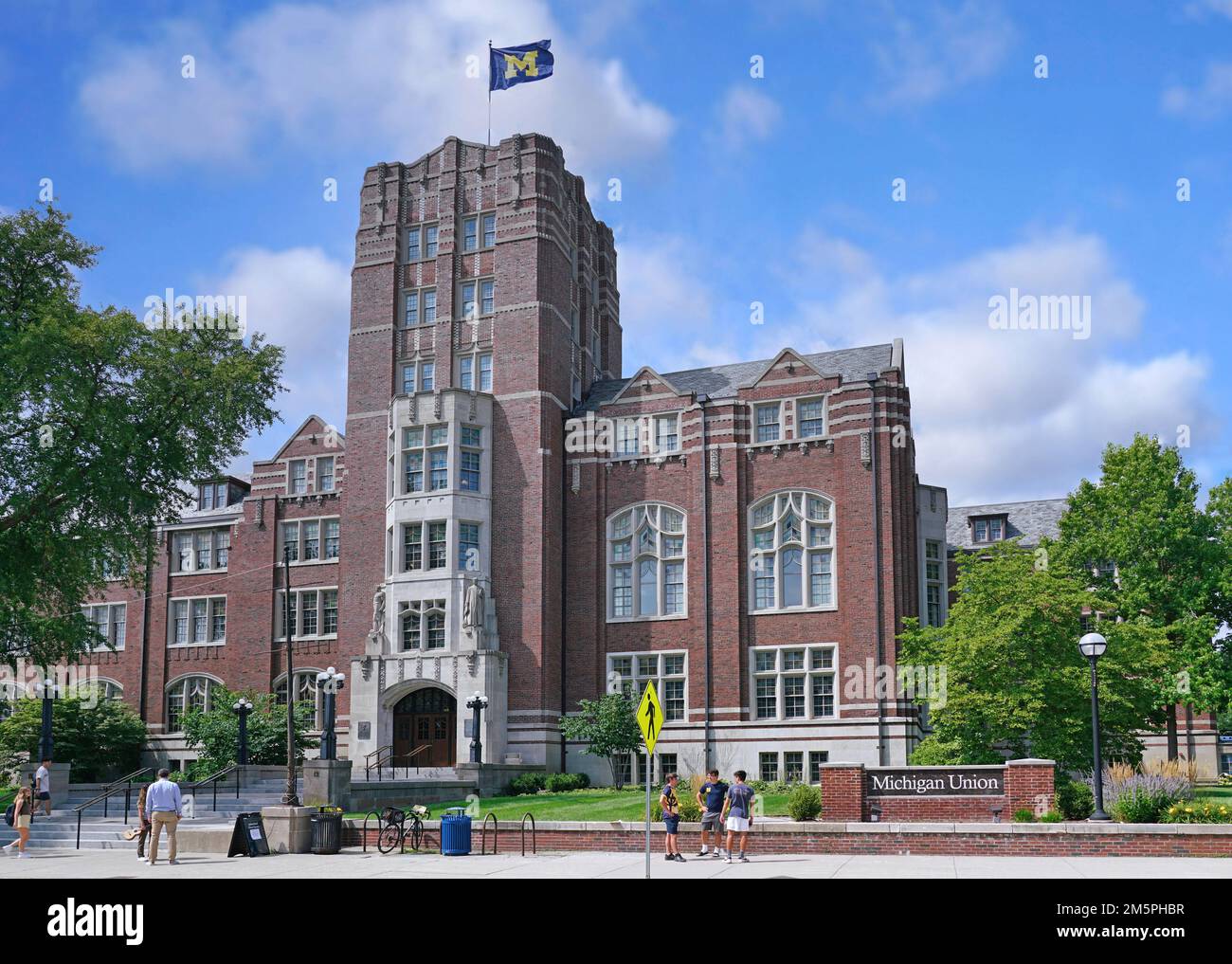 Ann Arbor, Michigan - Agosto 2022: University of Michigan Union Building, costruito nel 1917, un centro per studenti, con la bandiera in cima Foto Stock