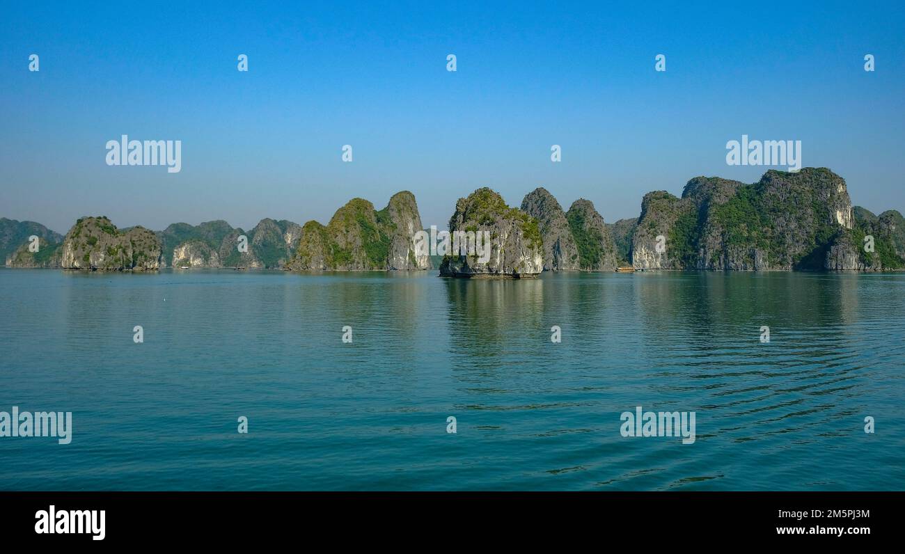 Cat Ba, Vietnam - 21 dicembre 2022: Una barca da pesca nella baia di LAN ha a Cat Ba, Vietnam. Foto Stock