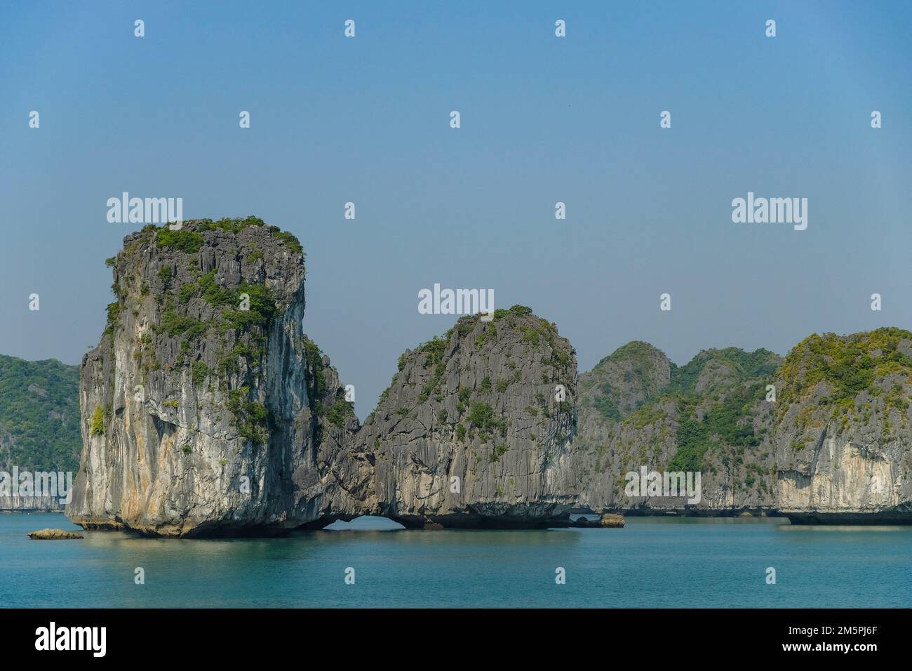 Vista sulla baia di LAN ha a Cat Ba, Vietnam. Foto Stock