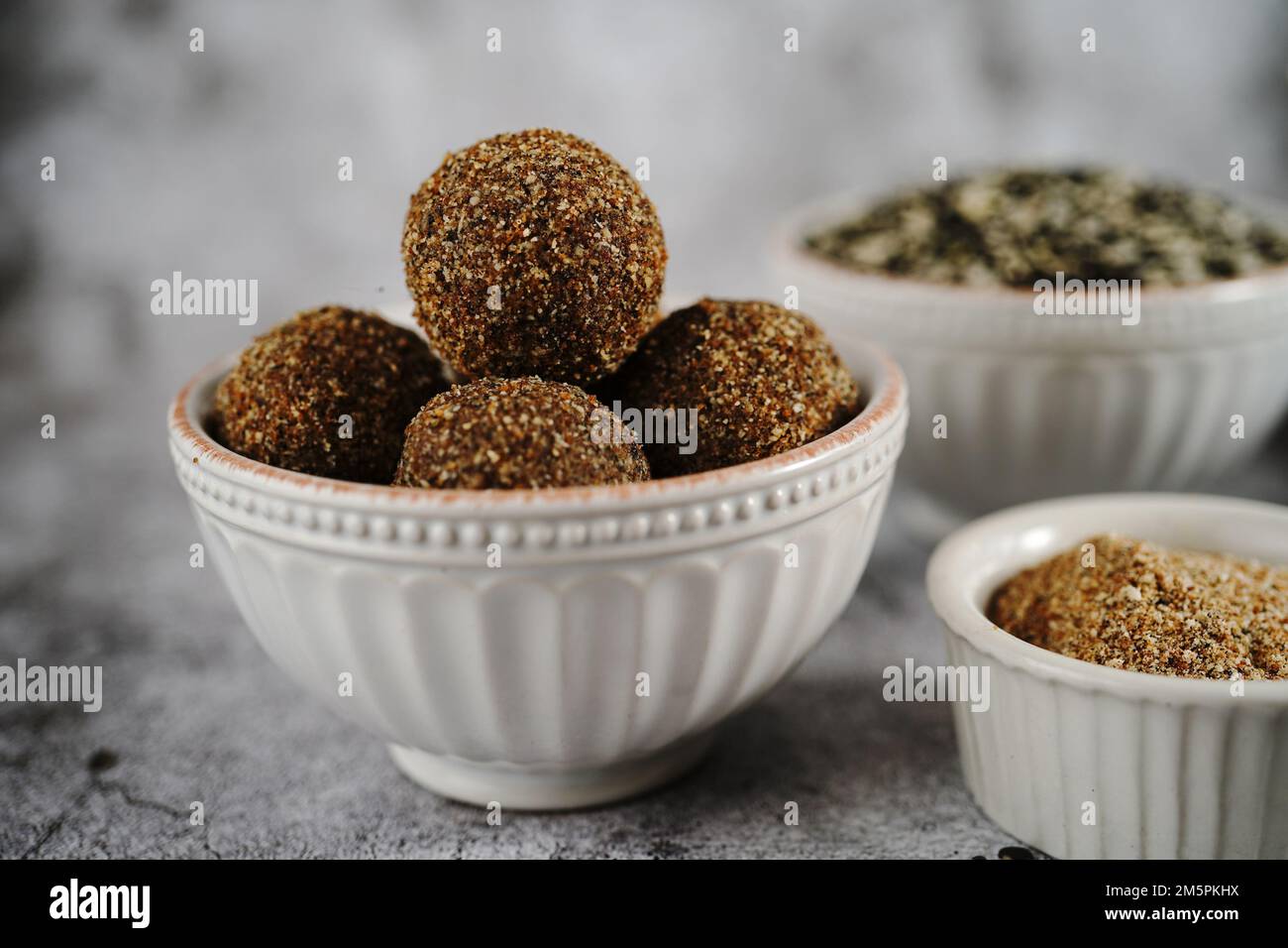 Palle ad alta energia proteica con lenticchie nere | URAD daal laddu, servito in una ciotola Foto Stock