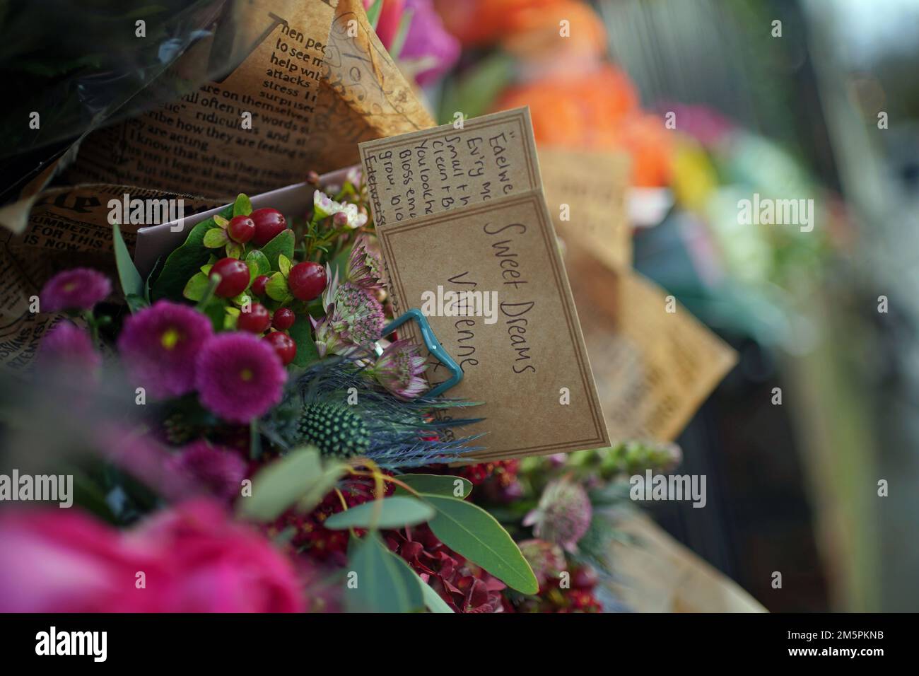 Fiori e tributi al di fuori della casa di Dame Vivienne Westwood a Londra, il fashion designer è morto all'età di 81 anni. Data immagine: Venerdì 30 dicembre 2022. Foto Stock