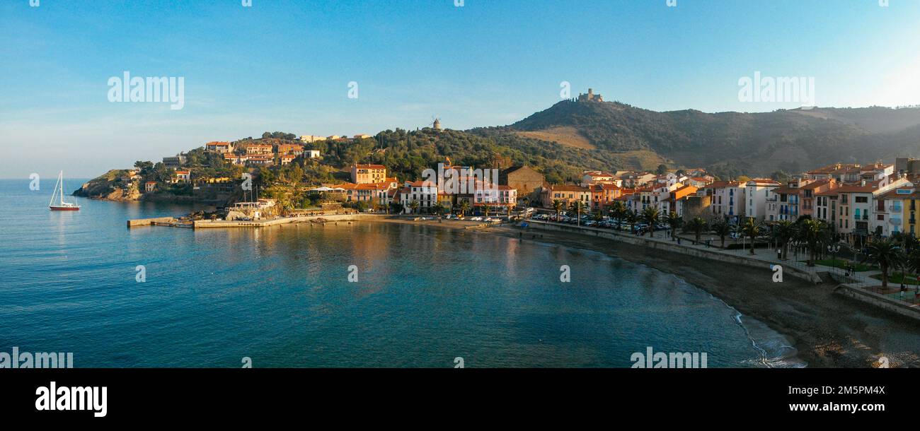 Vista panoramica del villaggio mediterraneo di Collioure in Francia Foto Stock