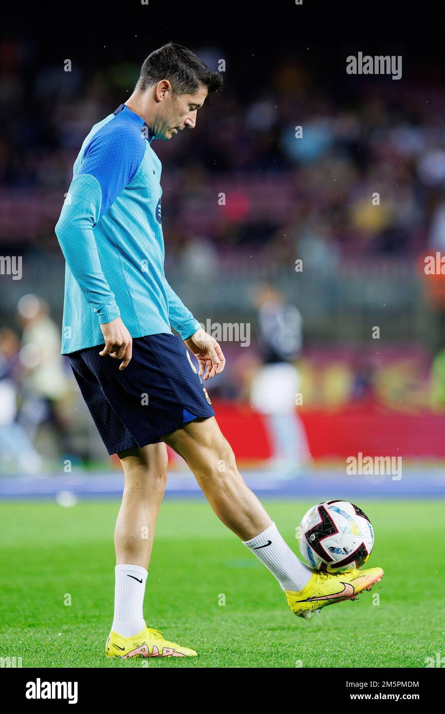 BARCELLONA - ottobre 9: Lewandowski si scalda prima della partita di LaLiga tra il FC Barcelona e il RC Celta allo Stadio Spotify Camp Nou il 9 ottobre 2022 Foto Stock