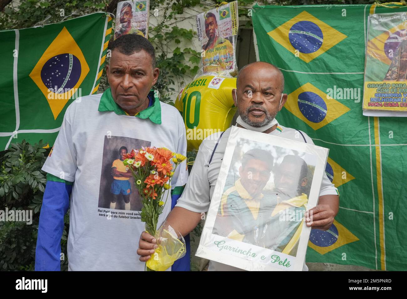 30 dicembre 2022: I tifosi si rendono omaggio di fronte all'ospedale Albert Einstein di Sao Paulo, Brasile, dove Edson Arantes do Nascimento, noto in tutto il mondo come Pelé, è morto all'età di 82 anni, giovedì 29 dicembre 2022. Pele era stato ricoverato in ospedale per 30 giorni per aggiustamenti del trattamento contro il cancro del colon, scoperto nel 2021. La sveglia e la sepoltura si svolgerà nella città di Santos (circa 100km da San Paolo) (Credit Image: © Paulo Lopes/ZUMA Press Wire) Foto Stock