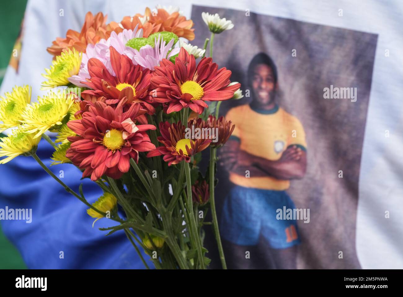30 dicembre 2022: I tifosi si rendono omaggio di fronte all'ospedale Albert Einstein di Sao Paulo, Brasile, dove Edson Arantes do Nascimento, noto in tutto il mondo come Pelé, è morto all'età di 82 anni, giovedì 29 dicembre 2022. Pele era stato ricoverato in ospedale per 30 giorni per aggiustamenti del trattamento contro il cancro del colon, scoperto nel 2021. La sveglia e la sepoltura si svolgerà nella città di Santos (circa 100km da San Paolo) (Credit Image: © Paulo Lopes/ZUMA Press Wire) Foto Stock