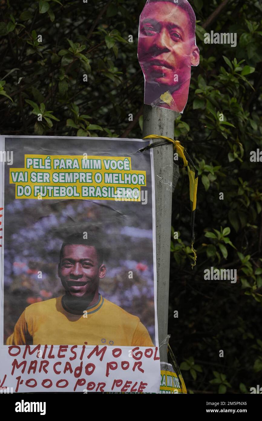 30 dicembre 2022: I tifosi si rendono omaggio di fronte all'ospedale Albert Einstein di Sao Paulo, Brasile, dove Edson Arantes do Nascimento, noto in tutto il mondo come Pelé, è morto all'età di 82 anni, giovedì 29 dicembre 2022. Pele era stato ricoverato in ospedale per 30 giorni per aggiustamenti del trattamento contro il cancro del colon, scoperto nel 2021. La sveglia e la sepoltura si svolgerà nella città di Santos (circa 100km da San Paolo) (Credit Image: © Paulo Lopes/ZUMA Press Wire) Foto Stock