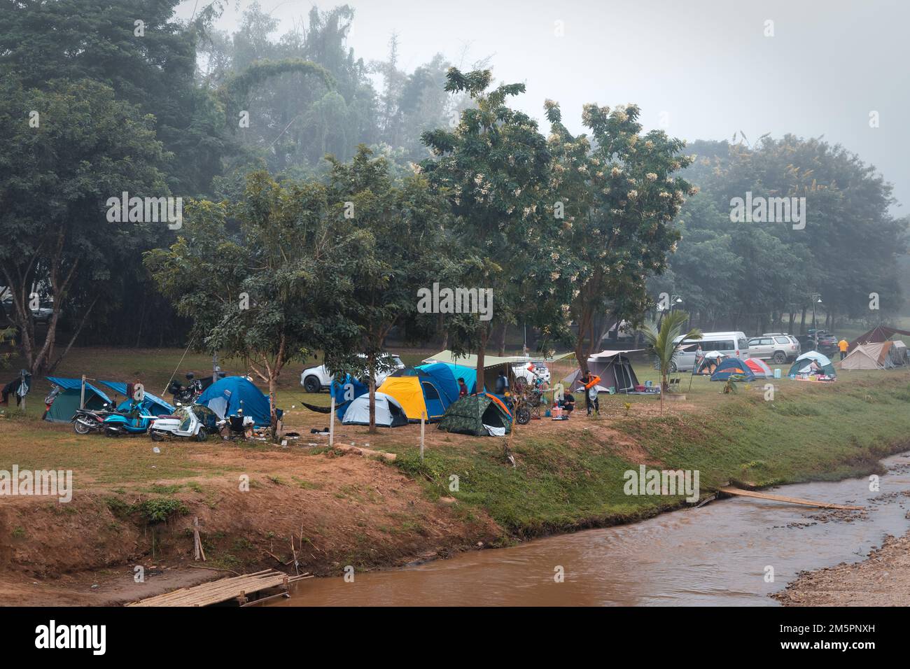 PAI, Thailandia. Novembre 19, 2022. Campeggio con tende vicino al fiume Pai Foto Stock
