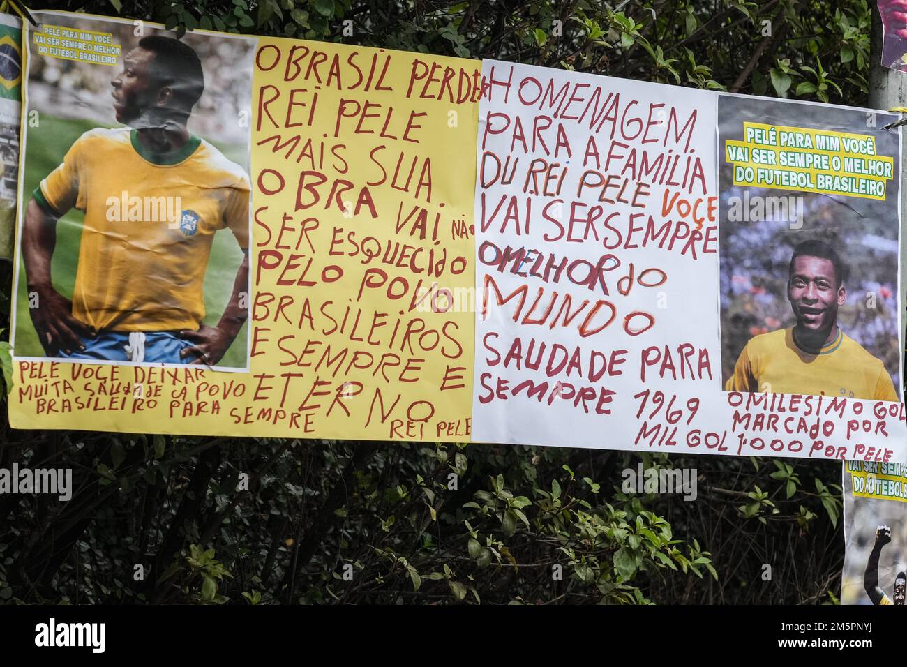 30 dicembre 2022: I tifosi si rendono omaggio di fronte all'ospedale Albert Einstein di Sao Paulo, Brasile, dove Edson Arantes do Nascimento, noto in tutto il mondo come Pelé, è morto all'età di 82 anni, giovedì 29 dicembre 2022. Pele era stato ricoverato in ospedale per 30 giorni per aggiustamenti del trattamento contro il cancro del colon, scoperto nel 2021. La sveglia e la sepoltura si svolgerà nella città di Santos (circa 100km da San Paolo) (Credit Image: © Paulo Lopes/ZUMA Press Wire) Foto Stock