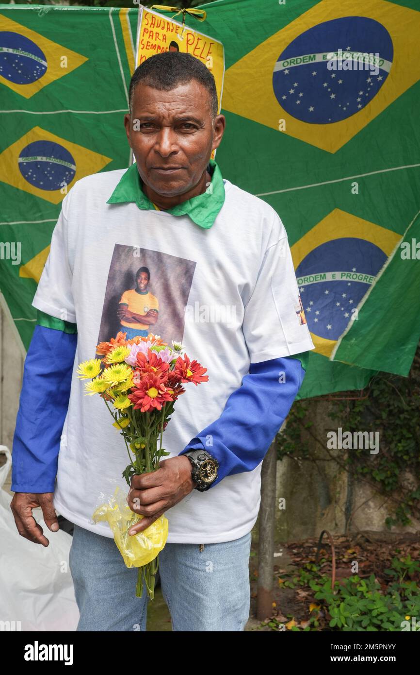 30 dicembre 2022: I tifosi si rendono omaggio di fronte all'ospedale Albert Einstein di Sao Paulo, Brasile, dove Edson Arantes do Nascimento, noto in tutto il mondo come Pelé, è morto all'età di 82 anni, giovedì 29 dicembre 2022. Pele era stato ricoverato in ospedale per 30 giorni per aggiustamenti del trattamento contro il cancro del colon, scoperto nel 2021. La sveglia e la sepoltura si svolgerà nella città di Santos (circa 100km da San Paolo) (Credit Image: © Paulo Lopes/ZUMA Press Wire) Foto Stock