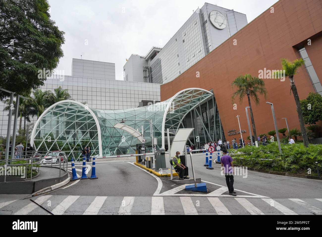 30 dicembre 2022: Vista esterna dell'ospedale Albert Einstein di Sao Paulo, Brasile, dove Edson Arantes do Nascimento, conosciuto in tutto il mondo come Pele, morì all'età di 82 anni, giovedì 29 dicembre 2022. Pele era stato ricoverato in ospedale per 30 giorni per aggiustamenti del trattamento contro il cancro del colon, scoperto nel 2021. La sveglia e la sepoltura si svolgerà nella città di Santos (circa 100km da San Paolo) (Credit Image: © Paulo Lopes/ZUMA Press Wire) Foto Stock