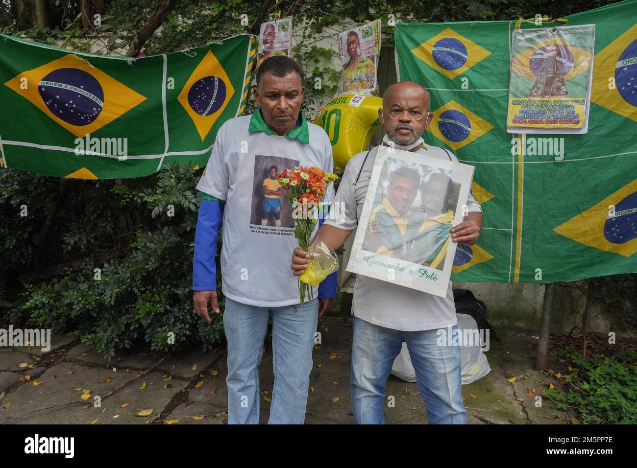 30 dicembre 2022: I tifosi si rendono omaggio di fronte all'ospedale Albert Einstein di Sao Paulo, Brasile, dove Edson Arantes do Nascimento, noto in tutto il mondo come Pelé, è morto all'età di 82 anni, giovedì 29 dicembre 2022. Pele era stato ricoverato in ospedale per 30 giorni per aggiustamenti del trattamento contro il cancro del colon, scoperto nel 2021. La sveglia e la sepoltura si svolgerà nella città di Santos (circa 100km da San Paolo) (Credit Image: © Paulo Lopes/ZUMA Press Wire) Foto Stock
