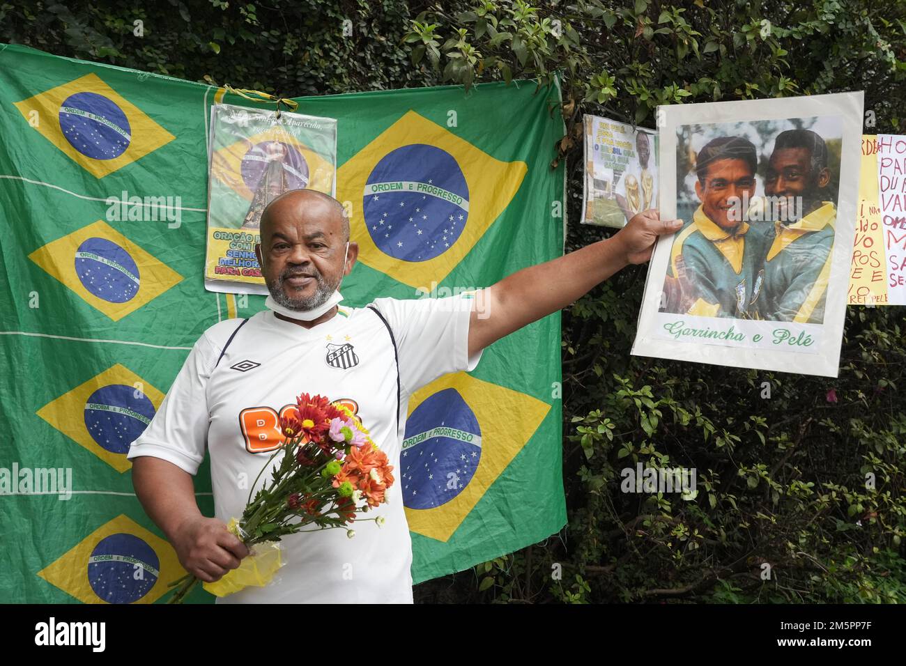 30 dicembre 2022: I tifosi si rendono omaggio di fronte all'ospedale Albert Einstein di Sao Paulo, Brasile, dove Edson Arantes do Nascimento, noto in tutto il mondo come Pelé, è morto all'età di 82 anni, giovedì 29 dicembre 2022. Pele era stato ricoverato in ospedale per 30 giorni per aggiustamenti del trattamento contro il cancro del colon, scoperto nel 2021. La sveglia e la sepoltura si svolgerà nella città di Santos (circa 100km da San Paolo) (Credit Image: © Paulo Lopes/ZUMA Press Wire) Foto Stock