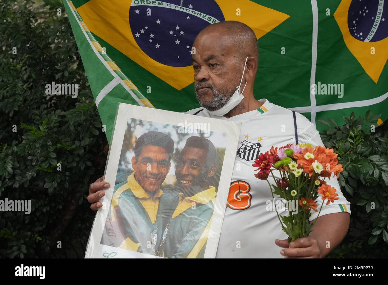 30 dicembre 2022: I tifosi si rendono omaggio di fronte all'ospedale Albert Einstein di Sao Paulo, Brasile, dove Edson Arantes do Nascimento, noto in tutto il mondo come Pelé, è morto all'età di 82 anni, giovedì 29 dicembre 2022. Pele era stato ricoverato in ospedale per 30 giorni per aggiustamenti del trattamento contro il cancro del colon, scoperto nel 2021. La sveglia e la sepoltura si svolgerà nella città di Santos (circa 100km da San Paolo) (Credit Image: © Paulo Lopes/ZUMA Press Wire) Foto Stock