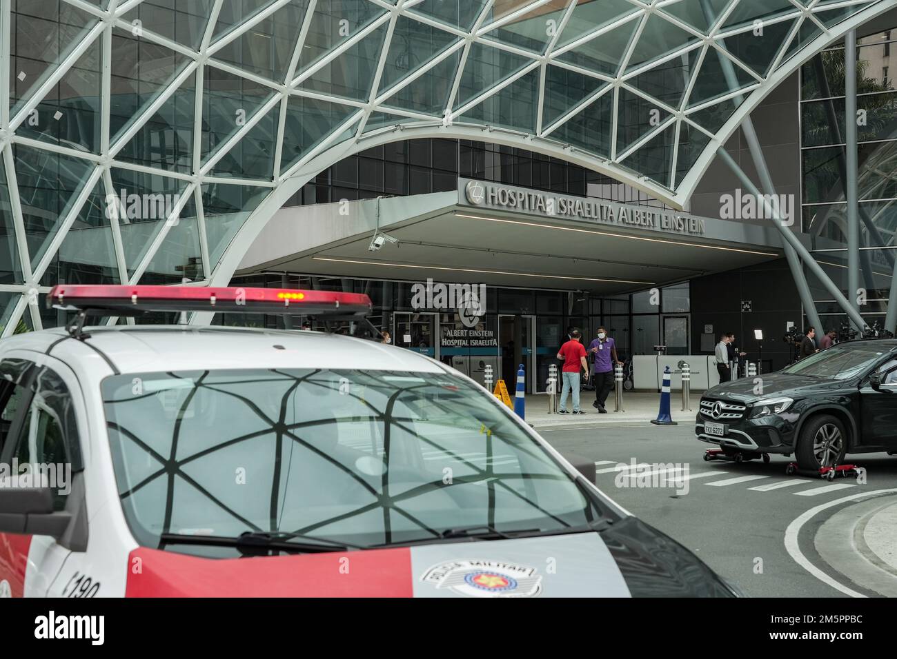 30 dicembre 2022: Vista esterna dell'ospedale Albert Einstein di Sao Paulo, Brasile, dove Edson Arantes do Nascimento, conosciuto in tutto il mondo come Pele, morì all'età di 82 anni, giovedì 29 dicembre 2022. Pele era stato ricoverato in ospedale per 30 giorni per aggiustamenti del trattamento contro il cancro del colon, scoperto nel 2021. La sveglia e la sepoltura si svolgerà nella città di Santos (circa 100km da San Paolo) (Credit Image: © Paulo Lopes/ZUMA Press Wire) Foto Stock