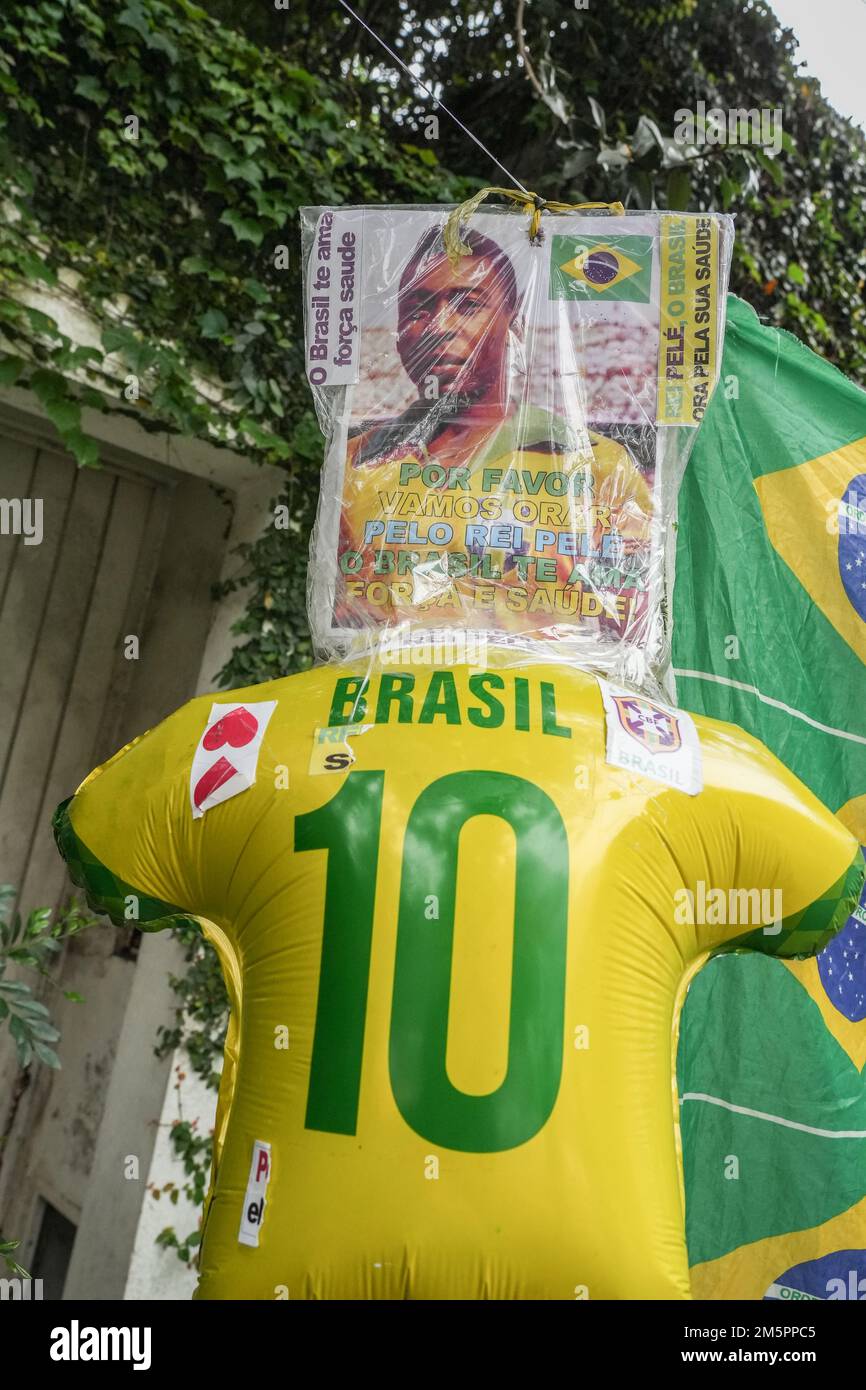 30 dicembre 2022: I tifosi si rendono omaggio di fronte all'ospedale Albert Einstein di Sao Paulo, Brasile, dove Edson Arantes do Nascimento, noto in tutto il mondo come Pelé, è morto all'età di 82 anni, giovedì 29 dicembre 2022. Pele era stato ricoverato in ospedale per 30 giorni per aggiustamenti del trattamento contro il cancro del colon, scoperto nel 2021. La sveglia e la sepoltura si svolgerà nella città di Santos (circa 100km da San Paolo) (Credit Image: © Paulo Lopes/ZUMA Press Wire) Foto Stock