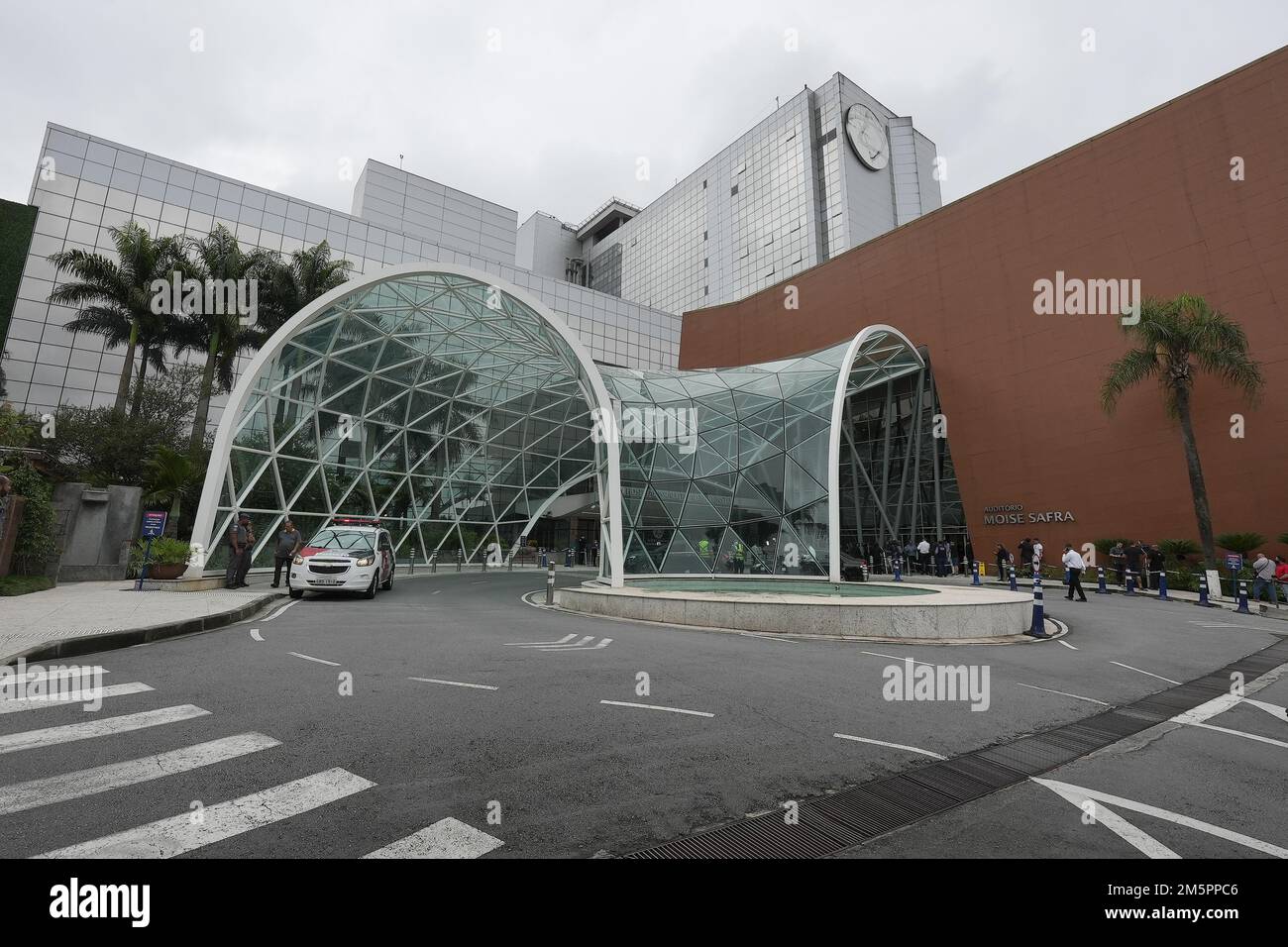 30 dicembre 2022: Vista esterna dell'ospedale Albert Einstein di Sao Paulo, Brasile, dove Edson Arantes do Nascimento, conosciuto in tutto il mondo come Pele, morì all'età di 82 anni, giovedì 29 dicembre 2022. Pele era stato ricoverato in ospedale per 30 giorni per aggiustamenti del trattamento contro il cancro del colon, scoperto nel 2021. La sveglia e la sepoltura si svolgerà nella città di Santos (circa 100km da San Paolo) (Credit Image: © Paulo Lopes/ZUMA Press Wire) Foto Stock