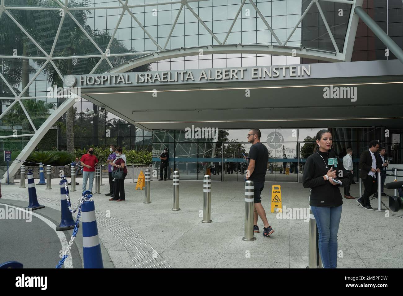 30 dicembre 2022: Vista esterna dell'ospedale Albert Einstein di Sao Paulo, Brasile, dove Edson Arantes do Nascimento, conosciuto in tutto il mondo come Pele, morì all'età di 82 anni, giovedì 29 dicembre 2022. Pele era stato ricoverato in ospedale per 30 giorni per aggiustamenti del trattamento contro il cancro del colon, scoperto nel 2021. La sveglia e la sepoltura si svolgerà nella città di Santos (circa 100km da San Paolo) (Credit Image: © Paulo Lopes/ZUMA Press Wire) Foto Stock