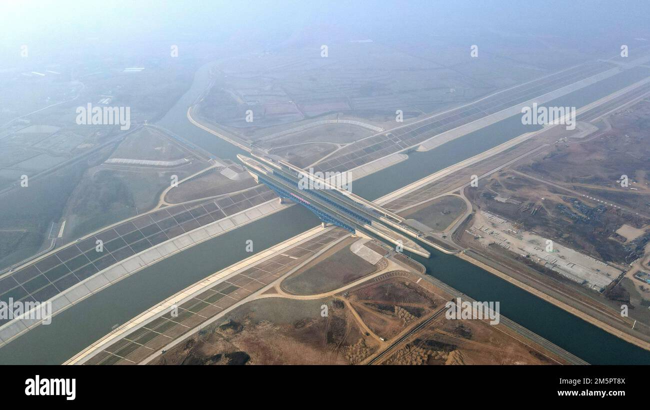 (221230) -- HEFEI, 30 dicembre 2022 (Xinhua) -- questa foto aerea scattata il 30 dicembre 2022 mostra un acquedotto del fiume Pihe su un mega progetto idrico per deviare l'acqua dal fiume Yangtze al fiume Huaihe, nella provincia di Anhui nella Cina orientale. Un mega progetto idrico per deviare l'acqua dallo Yangtze, il fiume più lungo della Cina, al fiume Huaihe ha iniziato l'operazione di prova il venerdì. Il progetto di deviazione dell'acqua, che è lungo 723 km e ha richiesto sei anni per la costruzione, fornirà l'acqua a 15 città nella provincia di Anhui nella Cina orientale e nella provincia di Henan nella Cina centrale. Si prevede che il beneficio sia superiore a 50 mil Foto Stock