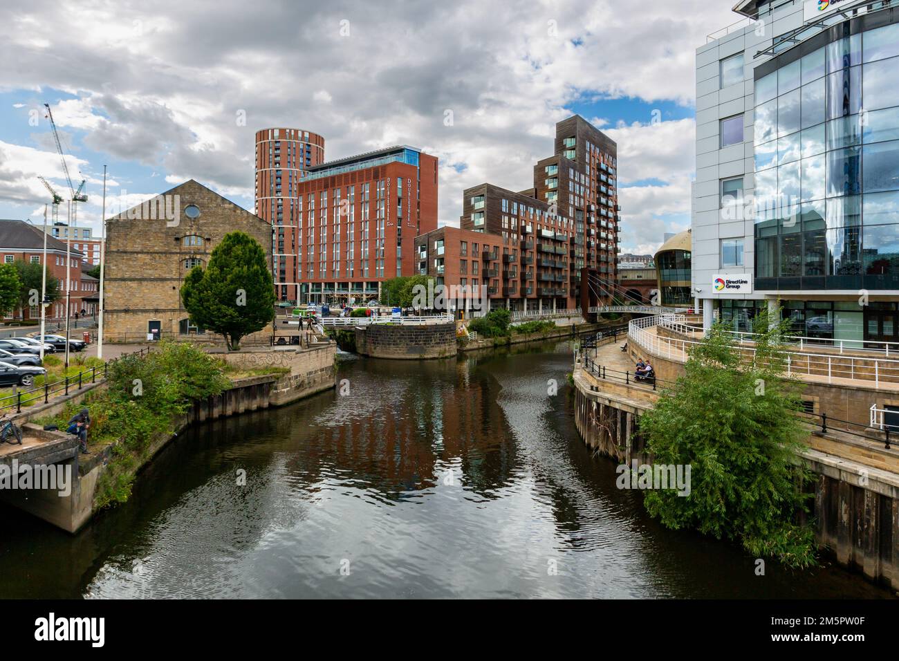 Una vista panoramica di Granary Wharf nel centro della citta' di Leeds con il canale da Leeds a Liverpool e un lussuoso albergo sul lungomare Foto Stock