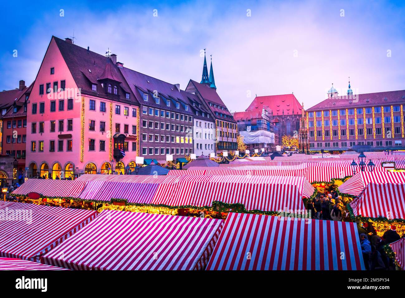 Norimberga, Germania. Christkindlesmarkt uno dei più antichi mercatini di Natale, famoso sfondo turistico della Baviera. Foto Stock