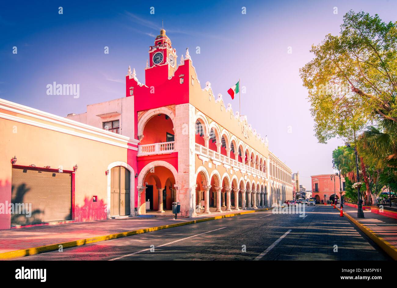 Merida, Messico. Plaza Grande, affascinante città coloniale spagnola nel centro di Yucatan Peniunsula, case colorate architettura. Foto Stock
