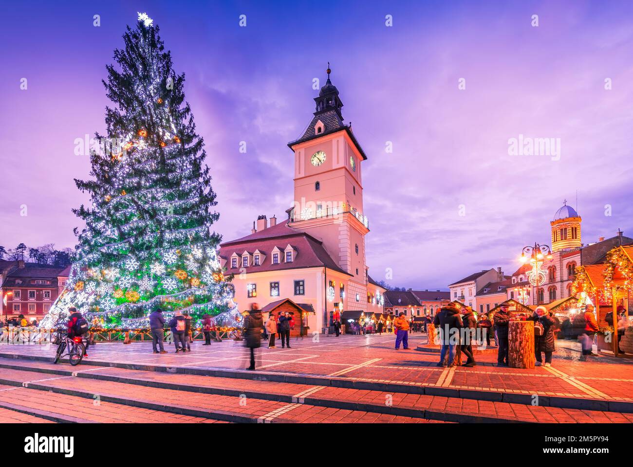 Brasov, Romania - Dicembre 2019. Immagine crepuscolare con affascinante mercatino di Natale in Transilvania. Destinazione delle fiabe invernali in Europa. Foto Stock