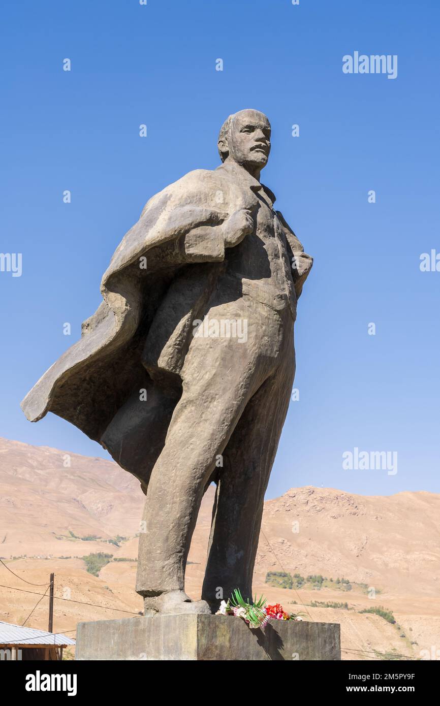 Khorog, Gorno-Badakshan, Tagikistan - 08 23 2019 : statua Lenin di epoca sovietica vintage nella periferia della città con sfondo di montagna e cielo blu Foto Stock