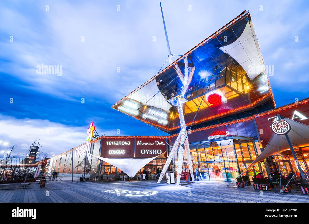 Brasov, Romania - Dicembre 2020: Decorazione del mercato di Natale sul Centro commerciale Coresi, il più grande centro commerciale in Transilvania, destinazione di viaggio invernale. Foto Stock
