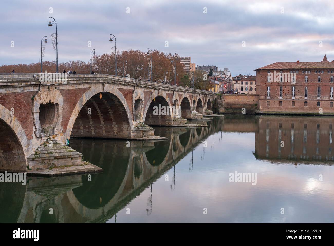 Tolosa, Francia - 12 17 2022 : Vista panoramica del Pont Neuf antico o Ponte nuovo sul fiume Garonna prima del tramonto Foto Stock