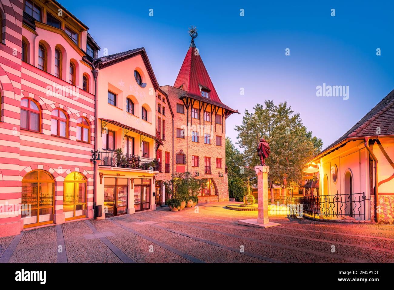 Komarno, Slovacchia. Mattinata con cortile d'Europa, architettura storica tipica di particolari parti d'Europa. Foto Stock