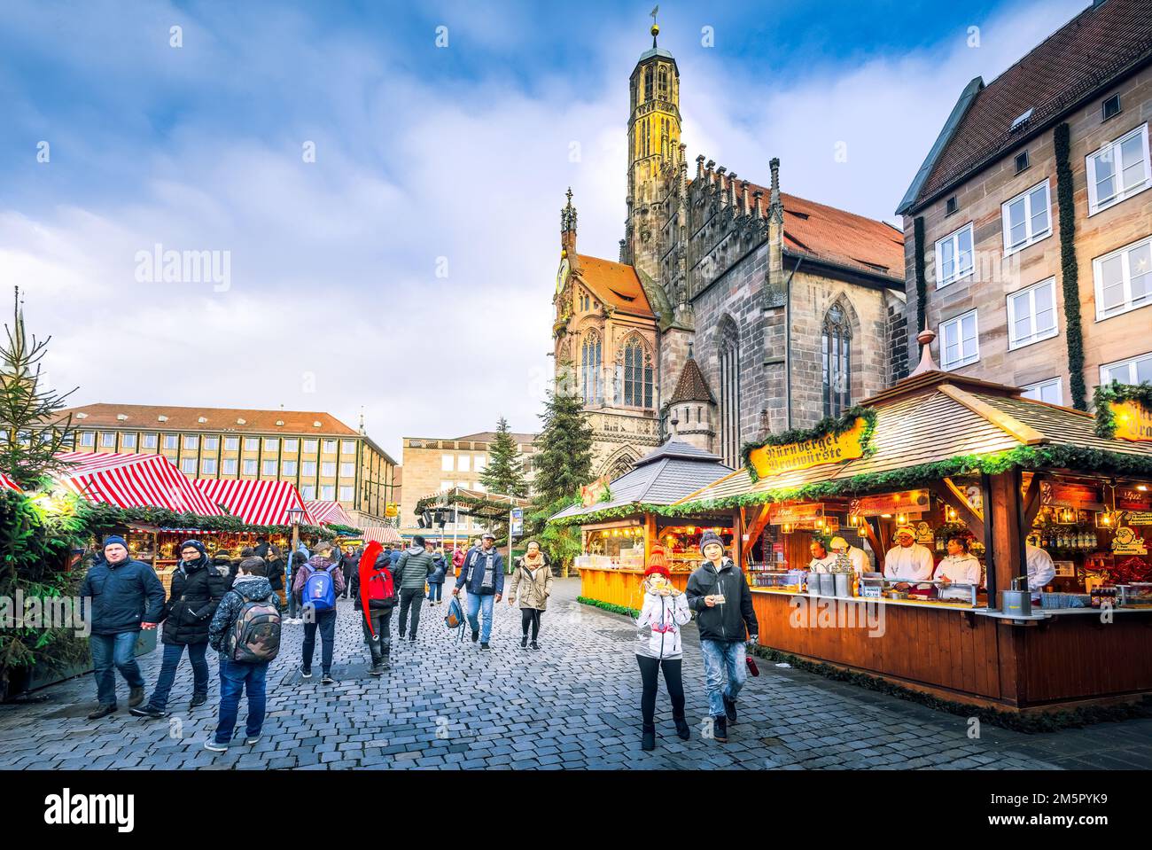 Norimberga, Germania - Novembre 2022. Turisti a Christkindlesmarkt, uno dei più antichi mercatini di Natale, famoso sfondo turistico della Baviera. Foto Stock