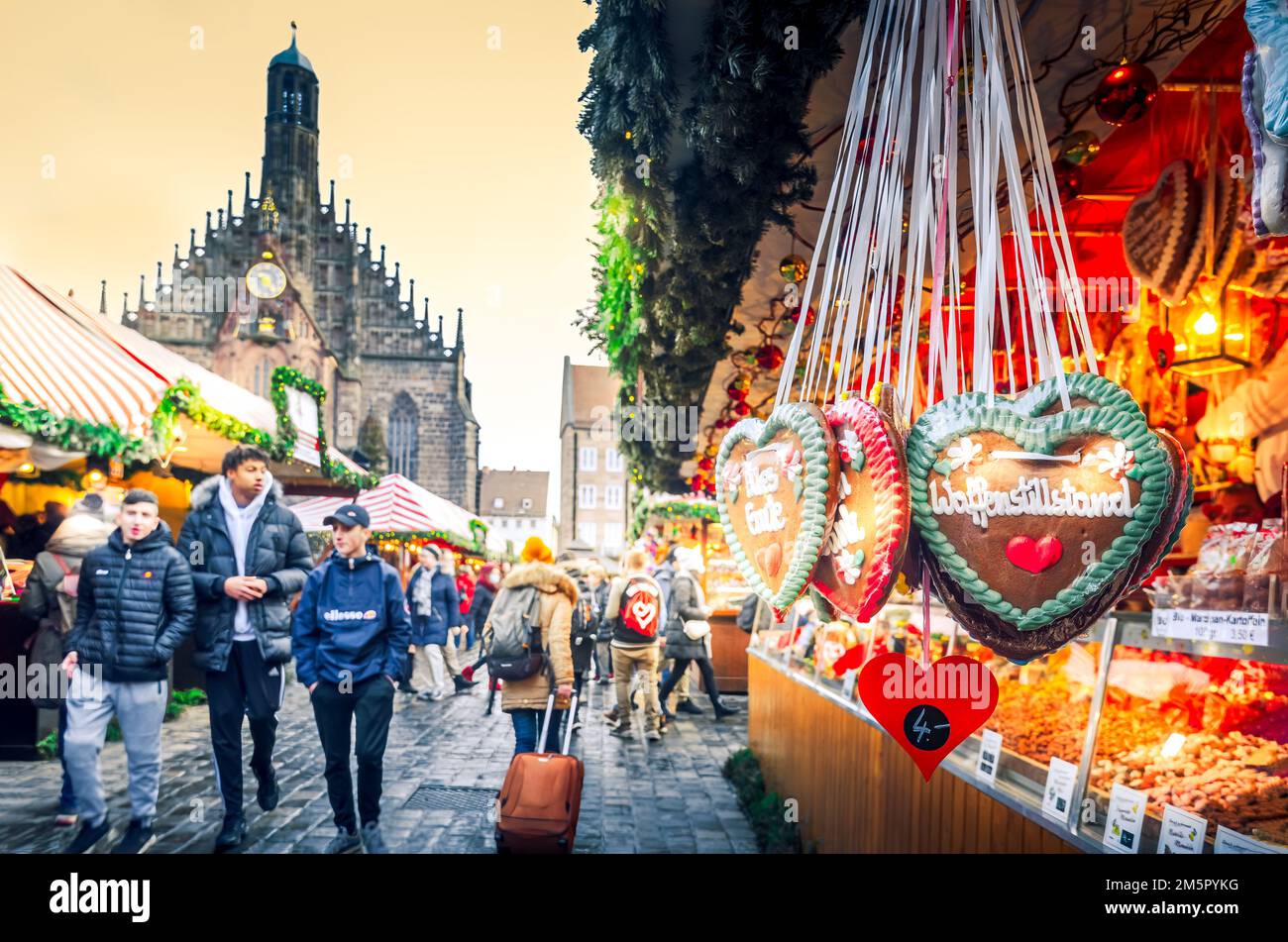 Norimberga, Germania - Novembre 2022. Christkindlesmarkt uno dei più antichi mercatini di Natale, famoso sfondo turistico della Baviera. Foto Stock