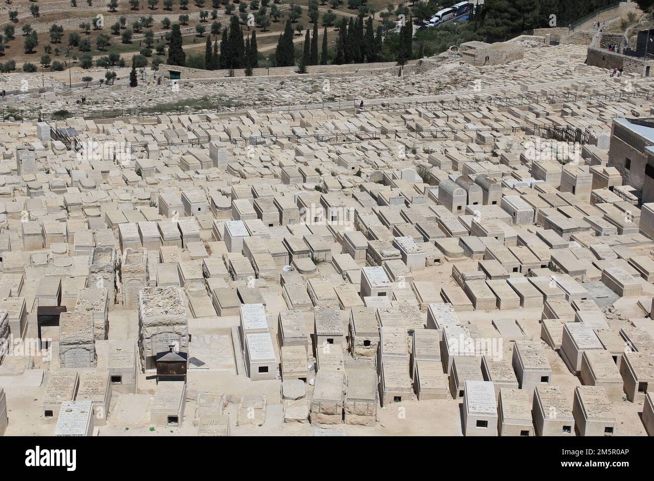 GERUSALEMME, ISRAELE - 11 MAGGIO 2011: Questo è un antico cimitero ebraico sul Monte degli Ulivi. Foto Stock
