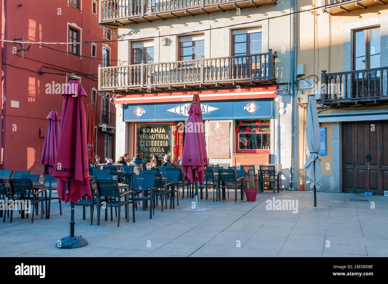 Piazza Santa Maria, piazza della città con ristoranti e terrazze, Puigcerdà, Catalogna, Spagna Foto Stock